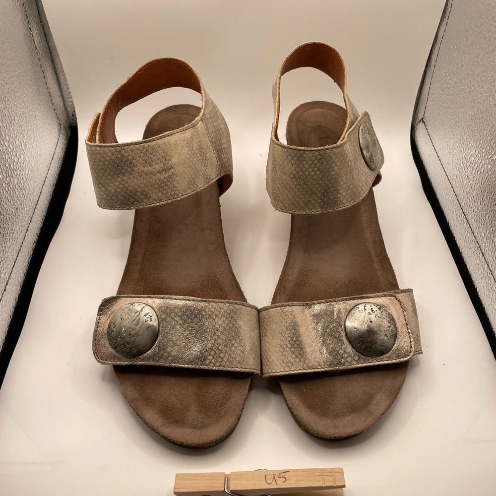 Blowout special -- 2 pairs of gorgeous "Carousel" Taos sandals for one price! - Picture 2 of 8